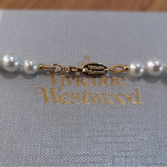 💎🪐Beautiful🪐💎Vivienne Westwood LARGE Bas Relief Pearl Necklace - Picture 5 of 7